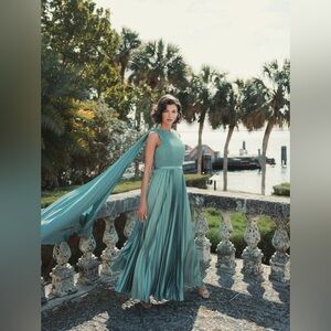 MAC DUGGAL
Green Sleeveless High Neck Cape Back Heat
Pleated Gown Size 6 Wedding